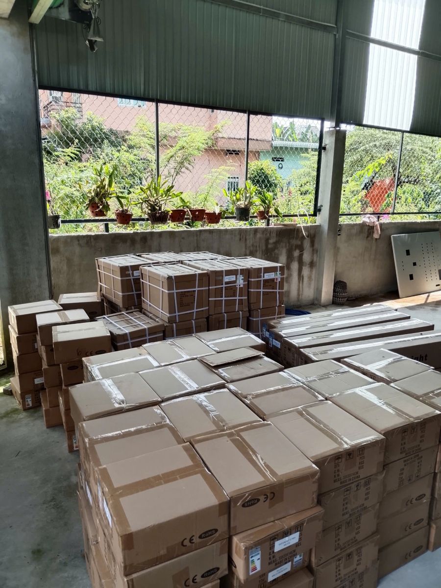 Hình ảnh kéo dây điện cấp nguồn trong nhà xưởng